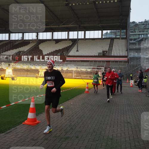 07.12.2025 - St. Pauli X-Mass-Run No. 15 Fabian Wolf http://msf.ph/oto/9361275 07.12.2025 09:58:38 Ziel 238, 261, 483, 532, 1003, 1115, 1173, 1528, 1542, 1603, 1782, 1785, 2392, 3308, 4031, 4206 meine-sportfotos.de