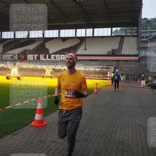 07.12.2025 - St. Pauli X-Mass-Run No. 15 Fabian Wolf http://msf.ph/oto/9361472 07.12.2025 09:59:05 Ziel 2529, 3147, 3345 meine-sportfotos.de