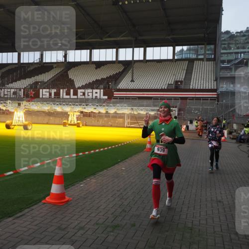 07.12.2025 - St. Pauli X-Mass-Run No. 15 Fabian Wolf http://msf.ph/oto/9361546 07.12.2025 09:59:15 Ziel 939, 1120, 2529, 2657, 3147, 3345 meine-sportfotos.de