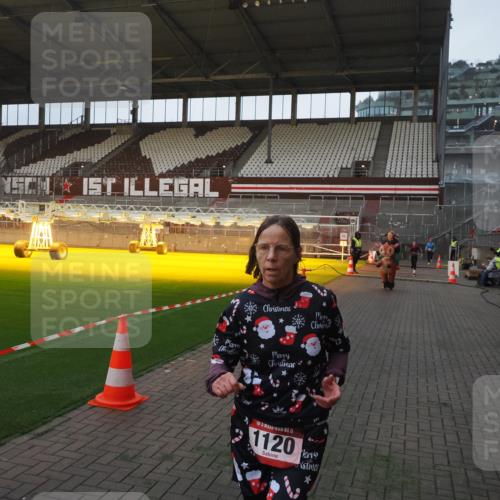 07.12.2025 - St. Pauli X-Mass-Run No. 15 Fabian Wolf http://msf.ph/oto/9361599 07.12.2025 09:59:17 Ziel 939, 1120, 2207, 2529, 2657, 3147, 3345 meine-sportfotos.de