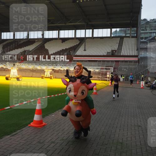 07.12.2025 - St. Pauli X-Mass-Run No. 15 Fabian Wolf http://msf.ph/oto/9361666 07.12.2025 09:59:22 Ziel 939, 1120, 2204, 2207, 2657 meine-sportfotos.de