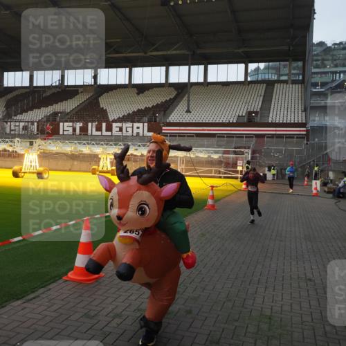 07.12.2025 - St. Pauli X-Mass-Run No. 15 Fabian Wolf http://msf.ph/oto/9361672 07.12.2025 09:59:22 Ziel 939, 1120, 2204, 2207, 2657 meine-sportfotos.de