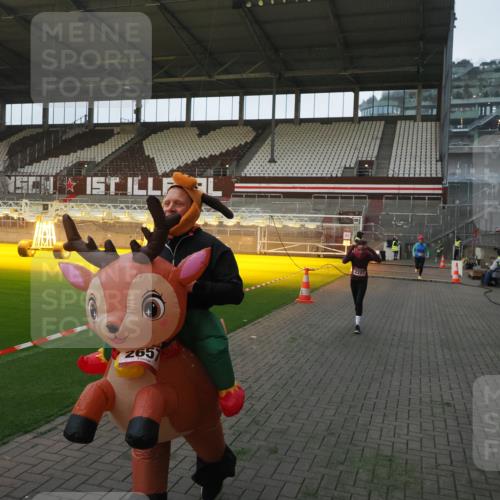 07.12.2025 - St. Pauli X-Mass-Run No. 15 Fabian Wolf http://msf.ph/oto/9361677 07.12.2025 09:59:22 Ziel 939, 1120, 2204, 2207, 2657 meine-sportfotos.de