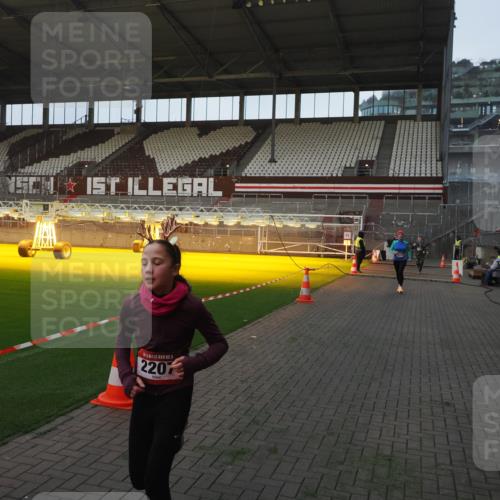 07.12.2025 - St. Pauli X-Mass-Run No. 15 Fabian Wolf http://msf.ph/oto/9361699 07.12.2025 09:59:24 Ziel 939, 1120, 2204, 2207, 2657, 4029 meine-sportfotos.de