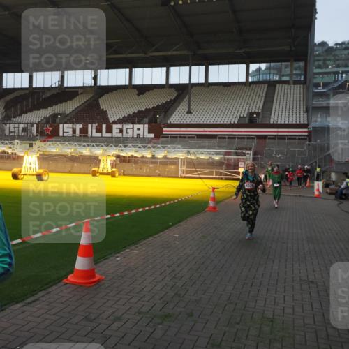 07.12.2025 - St. Pauli X-Mass-Run No. 15 Fabian Wolf http://msf.ph/oto/9361716 07.12.2025 09:59:29 Ziel 961, 1120, 2204, 2207, 2657, 4029 meine-sportfotos.de