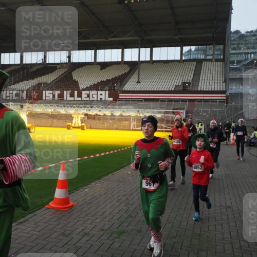 07.12.2025 - St. Pauli X-Mass-Run No. 15 Fabian Wolf http://msf.ph/oto/9361779 07.12.2025 09:59:36 Ziel 488, 910, 911, 961, 1763, 2204, 2207, 3513, 4029, 4051, 4052, 4465 meine-sportfotos.de