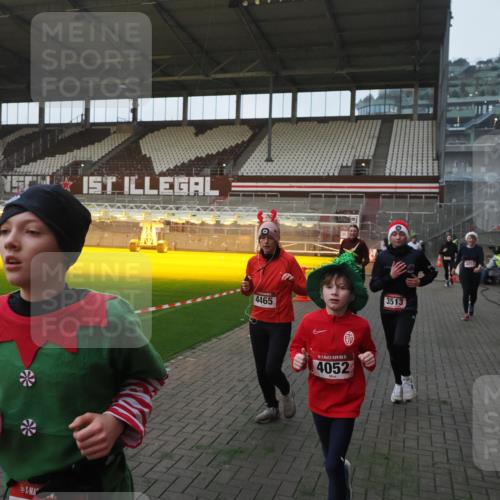 07.12.2025 - St. Pauli X-Mass-Run No. 15 Fabian Wolf http://msf.ph/oto/9361795 07.12.2025 09:59:37 Ziel 488, 910, 911, 961, 1763, 2204, 2207, 3513, 4029, 4051, 4052, 4465 meine-sportfotos.de
