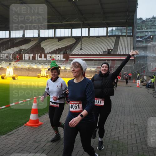 07.12.2025 - St. Pauli X-Mass-Run No. 15 Fabian Wolf http://msf.ph/oto/9361856 07.12.2025 09:59:43 Ziel 488, 910, 911, 961, 1763, 2186, 2729, 3513, 4029, 4051, 4052, 4465 meine-sportfotos.de
