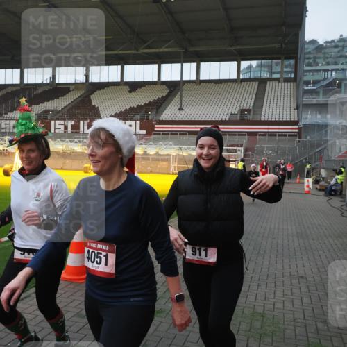 07.12.2025 - St. Pauli X-Mass-Run No. 15 Fabian Wolf http://msf.ph/oto/9361866 07.12.2025 09:59:43 Ziel 488, 910, 911, 961, 1763, 2186, 2729, 3513, 4029, 4051, 4052, 4465 meine-sportfotos.de