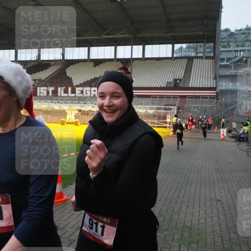 07.12.2025 - St. Pauli X-Mass-Run No. 15 Fabian Wolf http://msf.ph/oto/9361874 07.12.2025 09:59:43 Ziel 488, 910, 911, 961, 1763, 2186, 2729, 3513, 4029, 4051, 4052, 4465 meine-sportfotos.de