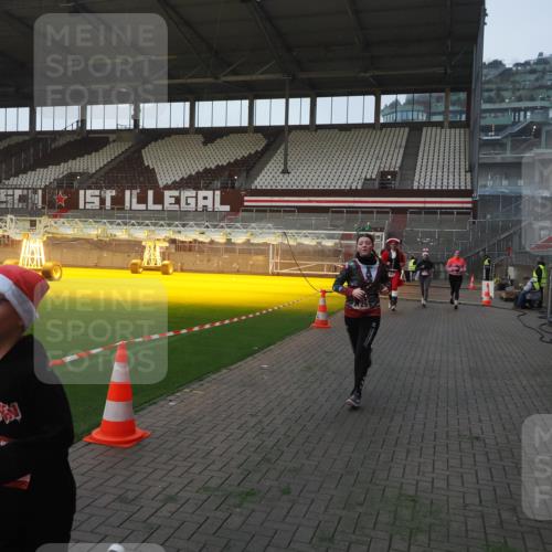 07.12.2025 - St. Pauli X-Mass-Run No. 15 Fabian Wolf http://msf.ph/oto/9361919 07.12.2025 09:59:47 Ziel 488, 910, 911, 934, 1112, 1763, 2186, 2729, 2964, 3513, 4051, 4052, 4465 meine-sportfotos.de