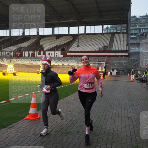 07.12.2025 - St. Pauli X-Mass-Run No. 15 Fabian Wolf http://msf.ph/oto/9361995 07.12.2025 09:59:52 Ziel 910, 911, 934, 1112, 2186, 2729, 2964, 3513 meine-sportfotos.de