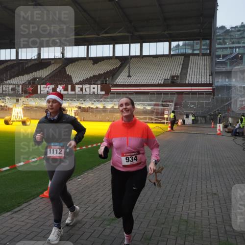 07.12.2025 - St. Pauli X-Mass-Run No. 15 Fabian Wolf http://msf.ph/oto/9362000 07.12.2025 09:59:53 Ziel 910, 911, 934, 1112, 2186, 2729, 2964 meine-sportfotos.de