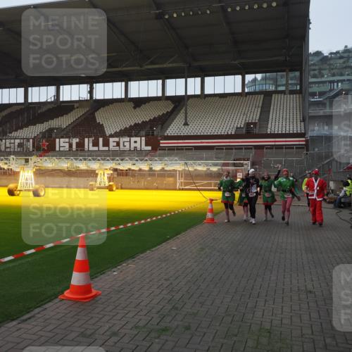 07.12.2025 - St. Pauli X-Mass-Run No. 15 Fabian Wolf http://msf.ph/oto/9362072 07.12.2025 10:00:06 Ziel 802, 1333, 1354, 1360, 1404, 2140, 2141, 4129 meine-sportfotos.de