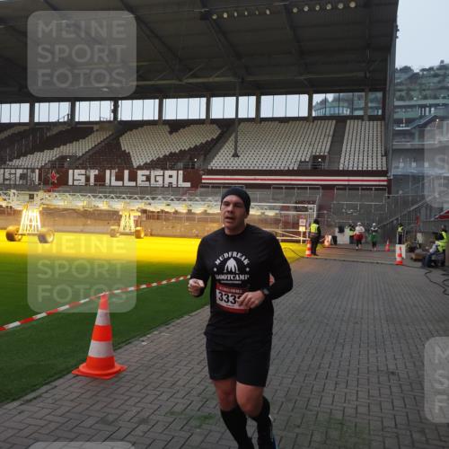 07.12.2025 - St. Pauli X-Mass-Run No. 15 Fabian Wolf http://msf.ph/oto/9362219 07.12.2025 10:00:24 Ziel 3336, 4129 meine-sportfotos.de