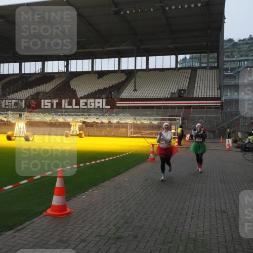 07.12.2025 - St. Pauli X-Mass-Run No. 15 Fabian Wolf http://msf.ph/oto/9362239 07.12.2025 10:00:32 Ziel 855, 1418, 1976, 2348, 3336 meine-sportfotos.de