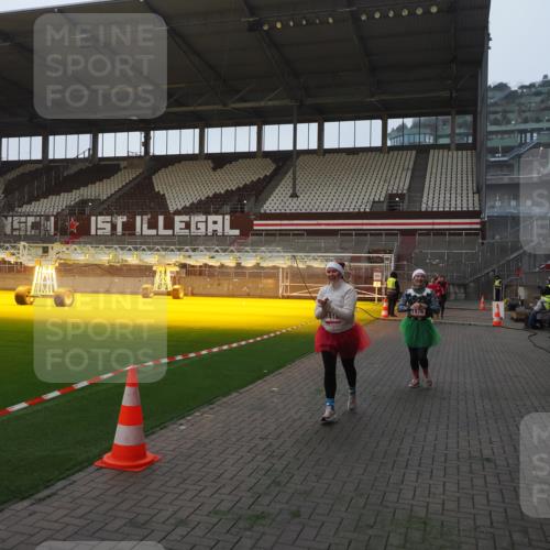 07.12.2025 - St. Pauli X-Mass-Run No. 15 Fabian Wolf http://msf.ph/oto/9362250 07.12.2025 10:00:33 Ziel 855, 1418, 1976, 2348, 3336 meine-sportfotos.de