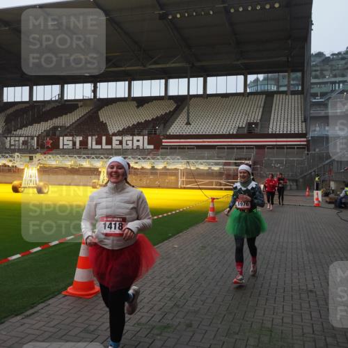 07.12.2025 - St. Pauli X-Mass-Run No. 15 Fabian Wolf http://msf.ph/oto/9362271 07.12.2025 10:00:34 Ziel 855, 1418, 1976, 2348, 3336 meine-sportfotos.de