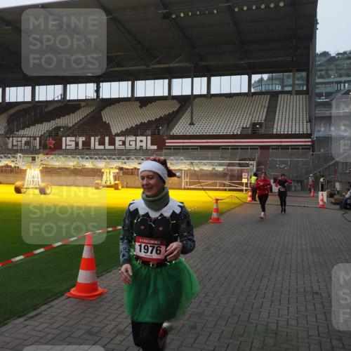 07.12.2025 - St. Pauli X-Mass-Run No. 15 Fabian Wolf http://msf.ph/oto/9362294 07.12.2025 10:00:35 Ziel 855, 1418, 1976, 2348, 3336 meine-sportfotos.de