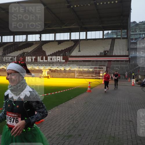 07.12.2025 - St. Pauli X-Mass-Run No. 15 Fabian Wolf http://msf.ph/oto/9362301 07.12.2025 10:00:35 Ziel 855, 1418, 1976, 2348, 3336 meine-sportfotos.de