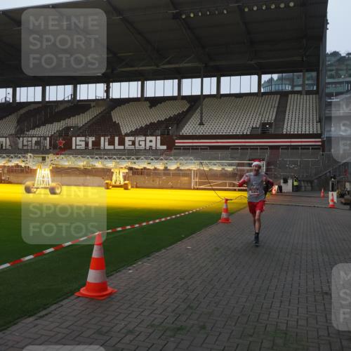 07.12.2025 - St. Pauli X-Mass-Run No. 15 Fabian Wolf http://msf.ph/oto/9362383 07.12.2025 10:00:43 Ziel 855, 1418, 1976, 2348, 3084 meine-sportfotos.de