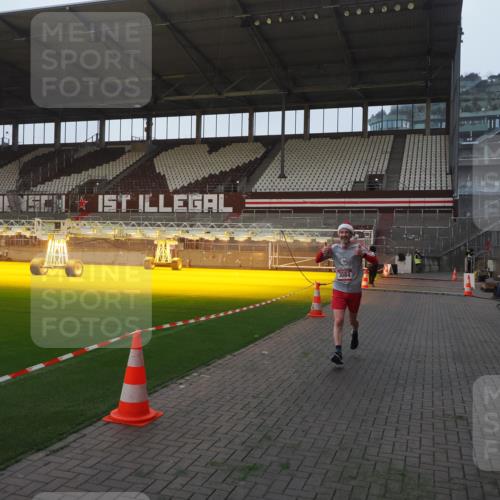 07.12.2025 - St. Pauli X-Mass-Run No. 15 Fabian Wolf http://msf.ph/oto/9362390 07.12.2025 10:00:44 Ziel 855, 1418, 1976, 2348, 3084 meine-sportfotos.de