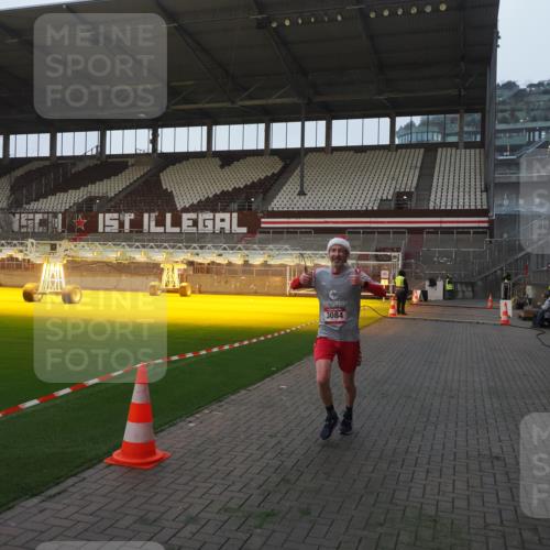 07.12.2025 - St. Pauli X-Mass-Run No. 15 Fabian Wolf http://msf.ph/oto/9362403 07.12.2025 10:00:44 Ziel 855, 1418, 1976, 2348, 3084 meine-sportfotos.de