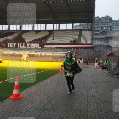 07.12.2025 - St. Pauli X-Mass-Run No. 15 Fabian Wolf http://msf.ph/oto/9362442 07.12.2025 10:00:53 Ziel 1050, 2378, 3084 meine-sportfotos.de