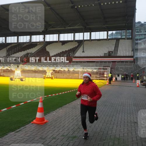 07.12.2025 - St. Pauli X-Mass-Run No. 15 Fabian Wolf http://msf.ph/oto/9362472 07.12.2025 10:01:00 Ziel 1050, 2378 meine-sportfotos.de