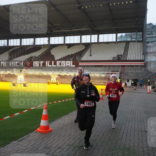 07.12.2025 - St. Pauli X-Mass-Run No. 15 Fabian Wolf http://msf.ph/oto/9362491 07.12.2025 10:01:08 Ziel 801, 1050, 1887, 1892, 2378, 2528 meine-sportfotos.de