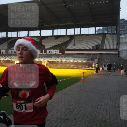 07.12.2025 - St. Pauli X-Mass-Run No. 15 Fabian Wolf http://msf.ph/oto/9362514 07.12.2025 10:01:10 Ziel 801, 1887, 1892, 2378, 2528 meine-sportfotos.de