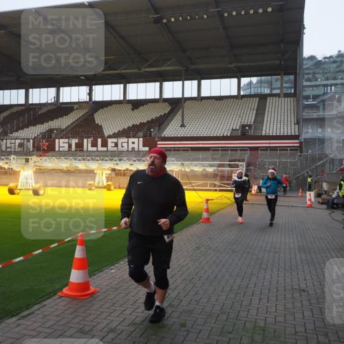 07.12.2025 - St. Pauli X-Mass-Run No. 15 Fabian Wolf http://msf.ph/oto/9362536 07.12.2025 10:01:16 Ziel 780, 783, 801, 1887, 1892, 2528 meine-sportfotos.de