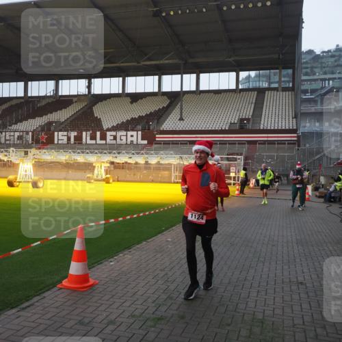 07.12.2025 - St. Pauli X-Mass-Run No. 15 Fabian Wolf http://msf.ph/oto/9362596 07.12.2025 10:01:26 Ziel 118, 393, 780, 783, 1124, 1294, 1760, 2528, 3187 meine-sportfotos.de