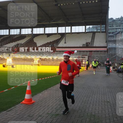 07.12.2025 - St. Pauli X-Mass-Run No. 15 Fabian Wolf http://msf.ph/oto/9362601 07.12.2025 10:01:26 Ziel 118, 393, 780, 783, 1124, 1294, 1760, 2528, 3187 meine-sportfotos.de