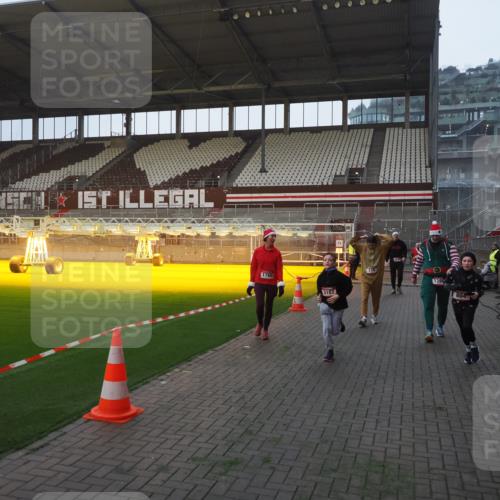07.12.2025 - St. Pauli X-Mass-Run No. 15 Fabian Wolf http://msf.ph/oto/9362653 07.12.2025 10:01:31 Ziel 118, 393, 780, 783, 804, 1124, 1294, 1760, 3187, 3580, 3582, 3629, 3878 meine-sportfotos.de
