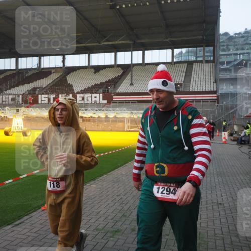 07.12.2025 - St. Pauli X-Mass-Run No. 15 Fabian Wolf http://msf.ph/oto/9362765 07.12.2025 10:01:36 Ziel 118, 393, 804, 1124, 1294, 1724, 1760, 1859, 2681, 3187, 3580, 3582, 3629, 3878 meine-sportfotos.de