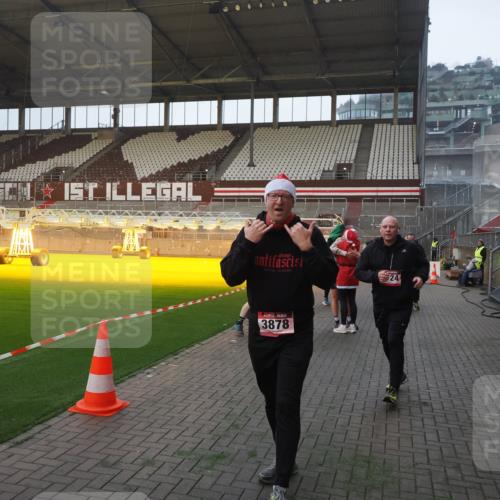 07.12.2025 - St. Pauli X-Mass-Run No. 15 Fabian Wolf http://msf.ph/oto/9362808 07.12.2025 10:01:41 Ziel 118, 393, 804, 959, 1294, 1724, 1760, 1859, 2167, 2681, 3187, 3580, 3582, 3629, 3878 meine-sportfotos.de
