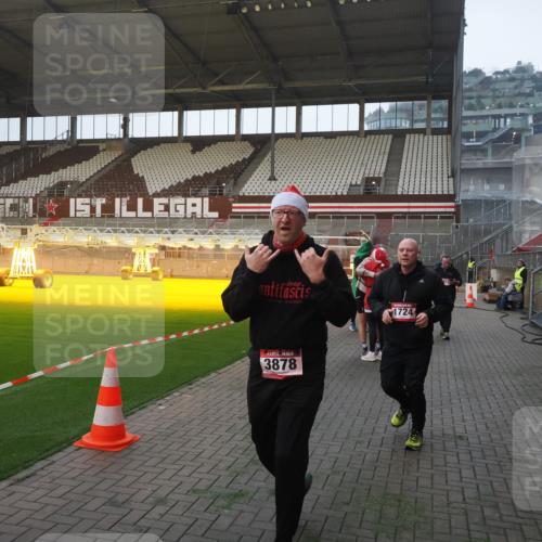 07.12.2025 - St. Pauli X-Mass-Run No. 15 Fabian Wolf http://msf.ph/oto/9362811 07.12.2025 10:01:42 Ziel 118, 393, 804, 959, 1724, 1859, 2167, 2681, 3187, 3580, 3582, 3629, 3878 meine-sportfotos.de