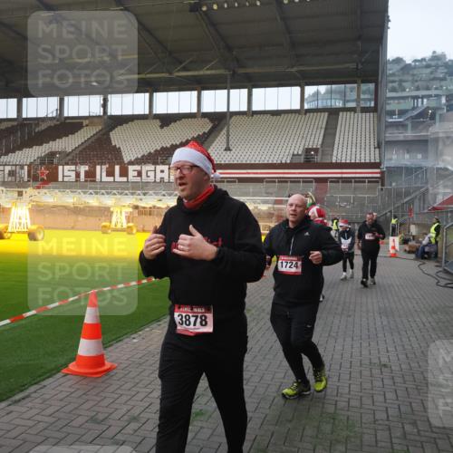 07.12.2025 - St. Pauli X-Mass-Run No. 15 Fabian Wolf http://msf.ph/oto/9362818 07.12.2025 10:01:42 Ziel 118, 393, 804, 959, 1724, 1859, 2167, 2681, 3187, 3580, 3582, 3629, 3878 meine-sportfotos.de
