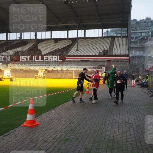07.12.2025 - St. Pauli X-Mass-Run No. 15 Fabian Wolf http://msf.ph/oto/9362831 07.12.2025 10:01:44 Ziel 804, 959, 1724, 1859, 2167, 2681, 3187, 3580, 3582, 3629, 3878 meine-sportfotos.de