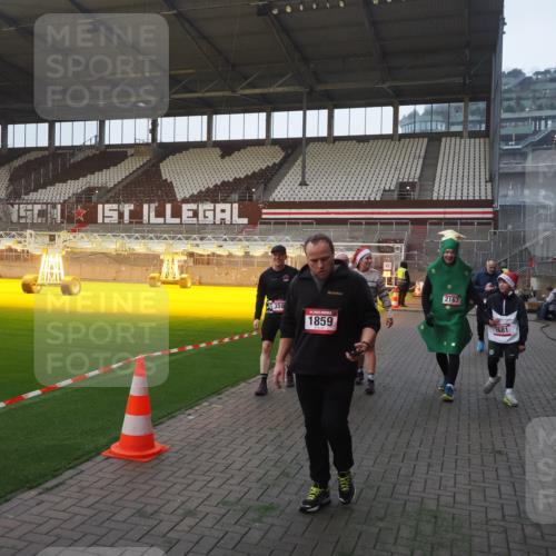 07.12.2025 - St. Pauli X-Mass-Run No. 15 Fabian Wolf http://msf.ph/oto/9362839 07.12.2025 10:01:47 Ziel 804, 959, 1724, 1859, 2167, 2681, 3580, 3582, 3629, 3878 meine-sportfotos.de