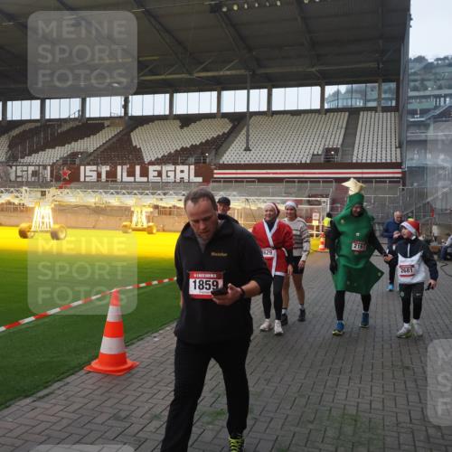 07.12.2025 - St. Pauli X-Mass-Run No. 15 Fabian Wolf http://msf.ph/oto/9362850 07.12.2025 10:01:47 Ziel 804, 959, 1724, 1859, 2167, 2681, 3580, 3582, 3629, 3878 meine-sportfotos.de