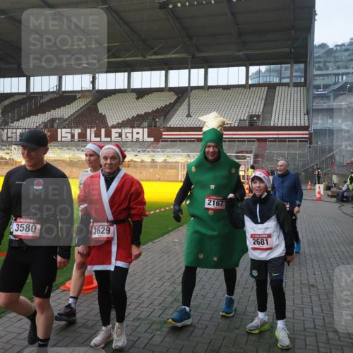 07.12.2025 - St. Pauli X-Mass-Run No. 15 Fabian Wolf http://msf.ph/oto/9362905 07.12.2025 10:01:51 Ziel 959, 1724, 1859, 2167, 2681, 3580, 3582, 3629 meine-sportfotos.de