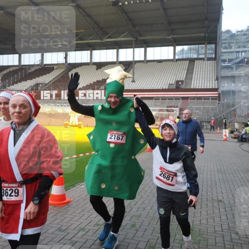 07.12.2025 - St. Pauli X-Mass-Run No. 15 Fabian Wolf http://msf.ph/oto/9362925 07.12.2025 10:01:52 Ziel 959, 1724, 1859, 2167, 2681 meine-sportfotos.de