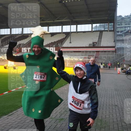 07.12.2025 - St. Pauli X-Mass-Run No. 15 Fabian Wolf http://msf.ph/oto/9362942 07.12.2025 10:01:52 Ziel 959, 1724, 1859, 2167, 2681 meine-sportfotos.de