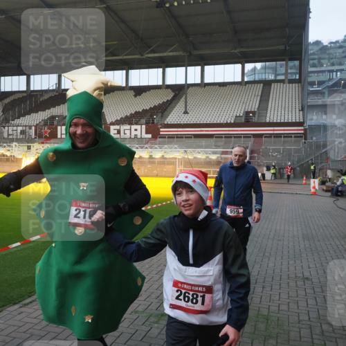 07.12.2025 - St. Pauli X-Mass-Run No. 15 Fabian Wolf http://msf.ph/oto/9362947 07.12.2025 10:01:53 Ziel 959, 1724, 1859, 2167, 2681 meine-sportfotos.de