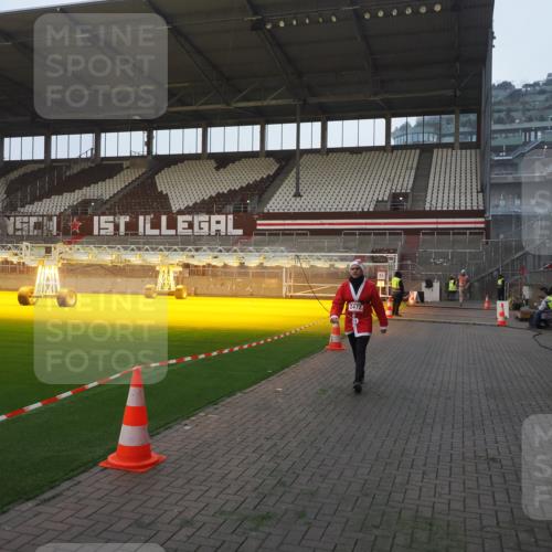 07.12.2025 - St. Pauli X-Mass-Run No. 15 Fabian Wolf http://msf.ph/oto/9362956 07.12.2025 10:02:04 Ziel 2472 meine-sportfotos.de