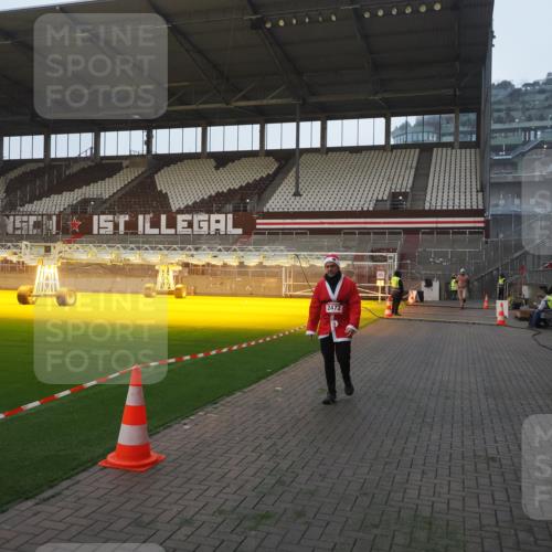 07.12.2025 - St. Pauli X-Mass-Run No. 15 Fabian Wolf http://msf.ph/oto/9362959 07.12.2025 10:02:05 Ziel 2472 meine-sportfotos.de