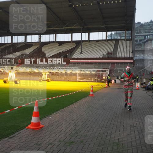 07.12.2025 - St. Pauli X-Mass-Run No. 15 Fabian Wolf http://msf.ph/oto/9362995 07.12.2025 10:02:11 Ziel 1934, 2472, 3944 meine-sportfotos.de