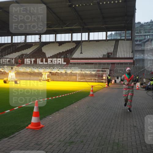 07.12.2025 - St. Pauli X-Mass-Run No. 15 Fabian Wolf http://msf.ph/oto/9363000 07.12.2025 10:02:11 Ziel 1934, 2472, 3944 meine-sportfotos.de